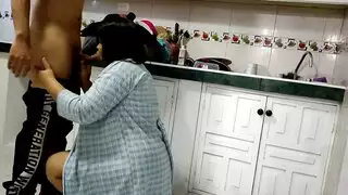 رجل مؤجر يحصل على شرج قوي على أثاث غرفة المعيشة