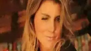 نجمة إباحية شقراء تتلقى قذفًا متعددًا على وجهها