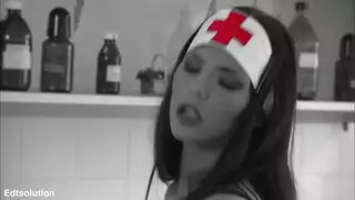 شقراء وقحة تفتح ساقيها للسان يغوص عميقًا ويجعلها تندفع