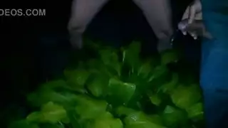 التبول امرأة سمراء مفلس ويتبول على سريرها