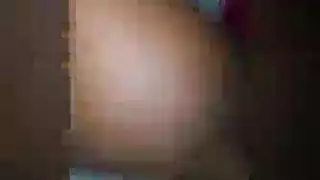 زيارة طبيب سرية تتحول إلى إباحية صريحة على أريكة غرفة المعيشة