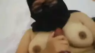 ‫جمال عربي محجّب ذو أثداء عملاقة في جنس خشن وصارم‬