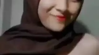 جميلة عربية مشاغبة تكشف كل شيء على الشاشة