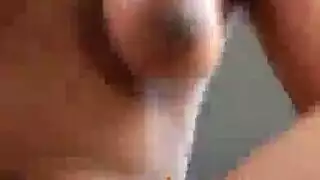 فتاة سمراء في مشهد جنسي صريح بالحلق والركوب