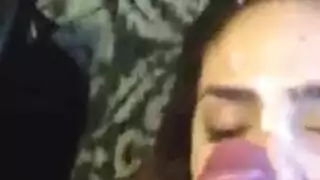 يستمتع الصديق القذر بفمها الشغوف ومهارات حلقها العميق