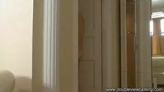 سمراء مثيرة تحصل على تدكية إباحية في مهبلها الصغير
