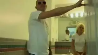 جنس فموي في الفرع التنفيذي: زوجة أبي تأخذ قضيبي الصلب