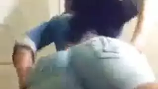 عجوزة ينبكها طفل صغير
