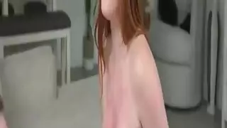 كس أم ناضج محلوق يتم تدليله باللسان والزبر