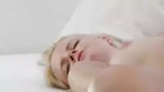 شقراء ساحرة تهيمن وتذل شابًا أنيقًا في فيلم بورن صريح
