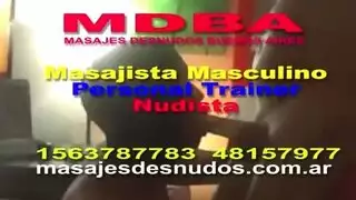 رجل كبير في السن يلتقط مدلكًا لجلسة إباحية قاسية في المنزل
