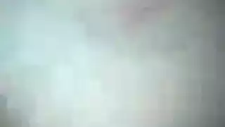 كلبة شقراء بمؤخرة مغرورة تُهيمن عليها في جماع صريح