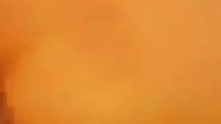 تمزيق اللاتكس لإصبع مهبلها وتطبيق الكريم