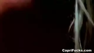 مراء جيب ظهرها بشدة