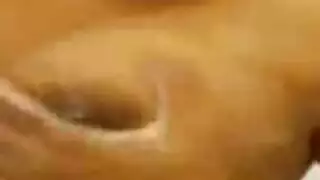 المريض يحصل على فحص حلق عميق من الممرضة نيا ناتشي بعد استحمامها
