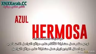 حفلة حمام سباحة عارية: نجمة أفلام جنسية تأخذ عدة أعضاء ذكورية في العلن