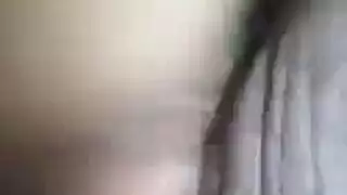 زوجان آسيويان يؤدون العربدة الشرجية معًا