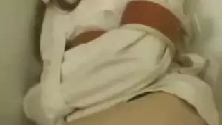 مقيدة ومستفزة: أخت خبيرة تظهر مهاراتها الجنسية المثيرة على شقراء