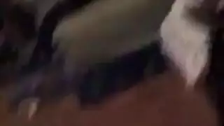 الجار الجديد يحصل على جنس فموي من السمراء المحلية