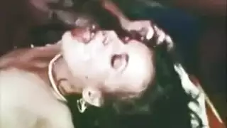 حركة شرجية وعملية مص بالأبيض والأسود