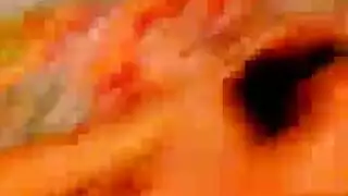 وجه جميل، فرو مشعر، وثديين صغيرين في مشهد شرجي