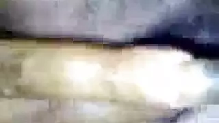 سمراء مجعدة الشعر تحصل على مهبل مملوء بالسائل المنوي