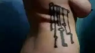 عاهرات الطالبات يُستهلَكن في جماع جماعي صريح