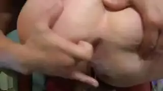بنت لباس بارد وطفل