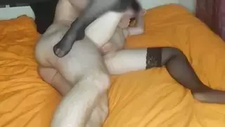الأخت غير الشقيقة الشقراء تتوسل لقضيب أخيها غير الشقيق