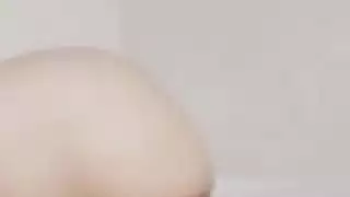 الفاتنة العربية تتوسل من أجل سائل نائب الرئيس