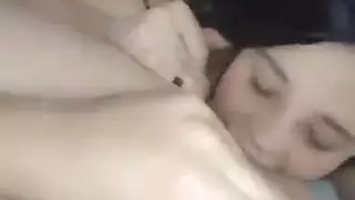 عاهرة صغيرة تتوسل للمني