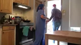 فتى التوصيل البريطاني يخضع لسيطرة رجل عربي في فيلم إباحي