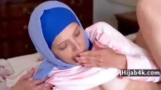 مراهقة محجبة تشعر بالملل وتكتشف المتعة الفردية وتخيلات جنسية صريحة