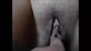 عربية ممتلئة الجسم ذات ثديين ضخمين وفرج مبلل