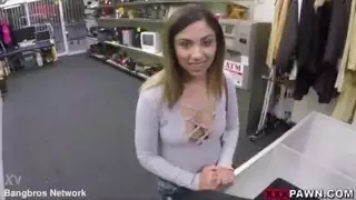 مراهقة يائسة تتعرض للضرب بقوة في مشهد إباحي عنيف