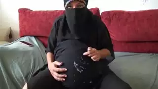 تخصيب زوجة الأب الحامل: جلسة سكس خام مع الشاب الوسيم