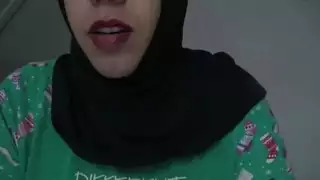 أم عربية مثيرة تسيطر على الديوث بثلاثي مع قضيب أسود كبير