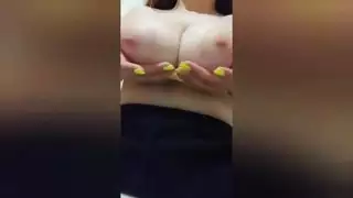 طالبة عاهرة تخلع ملابسها وتكشف صدرها الهائل في الفيلم