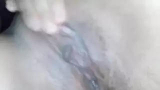 عربية محجبة تلمس فرجها المبلل إلى النشوة الشديدة، زوجها كاد يكتشفها