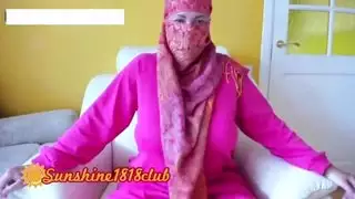 فتاة مسلمة خاصة تبلغ الذروة علناً على ويبكام مباشر