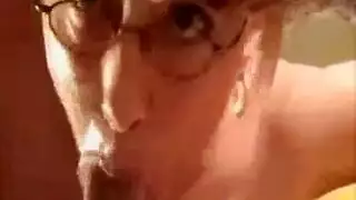 أم مثيرة ساخنة تخلع ملابسها وتمارس الجنس مع رجلها في فندق