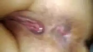 امرأة ناضجة ممتعة تأخذ ثلاثة أعضاء ذكورية في علاقة ثلاثية صريحة