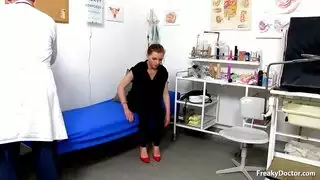 طبيب يثقب فرج المراهقة النحيف في مستشفى إكس إكس إكس
