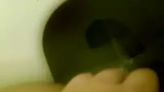 مراهقة آسيوية تأخذ دشًا ذهبيًا صارمًا