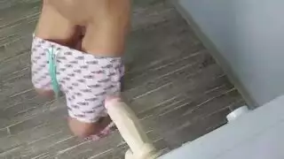 شقراء أوروبية تمص القضيب وتهز مؤخرتها