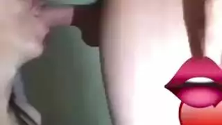 مشهد ثلاثي صريح: فتى ضعيف وأمه يستمتعان بقضيب أسود ضخم