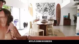 رجل ناضج ذو قضيب كبير يهيمن على الطباخ في مشهد صارم مكثف