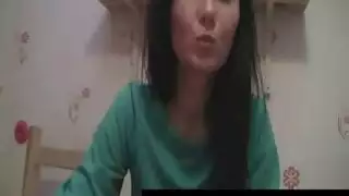 المشاغبة خضراء العيون تتعلم درسًا بحشوة كريمية