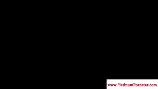 عاهرة مراهقة تظهر كيف تأكل سائلها المنوي الطازج