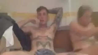 ممارسون للتبادل الزوجي الشقراء ينيكون شريكًا جديدًا في مغامرة إكس إكس إكس خارجية